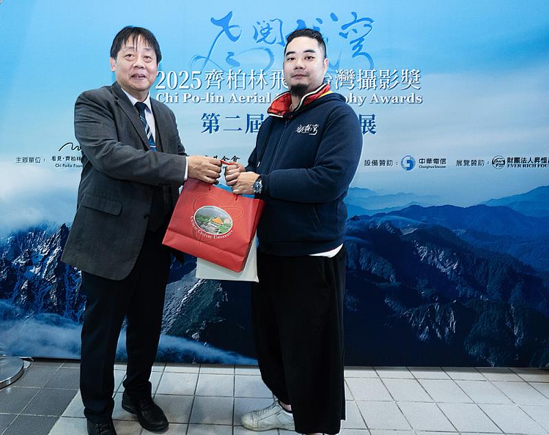 中國文化大學校長王子奇致贈感謝狀予看見.齊柏林基金會 董事 齊廷洹,感謝基金會支持「飛閱台灣」攝影展,推動環境教育與土地關懷。