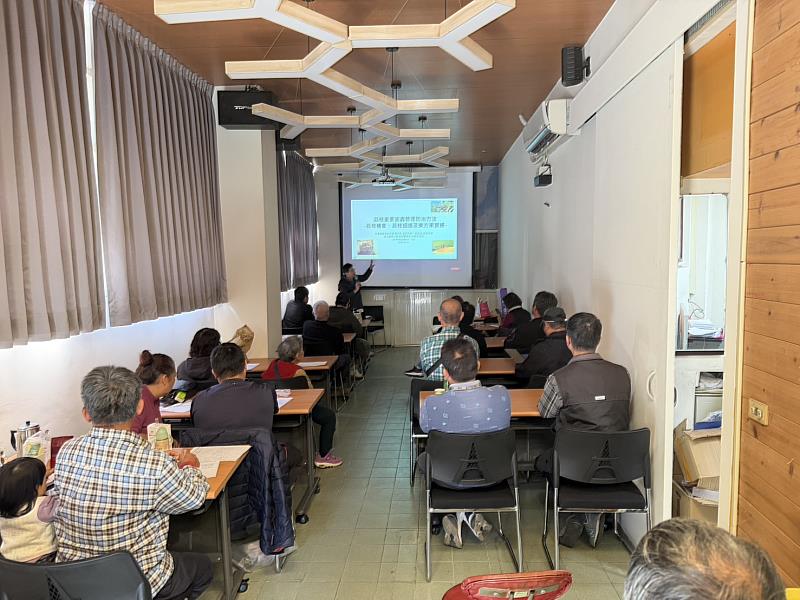 荔枝農參加荔枝椿象防治講習。