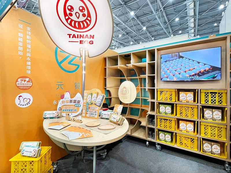 臺南蛋品「不倒蛋」餐車於2026年台北國際烘焙暨設備展首度亮相,融合雞蛋外型與蛋籃設計,成為展場最具有話題性的打卡地標之一。(資料來源:臺南蛋品)