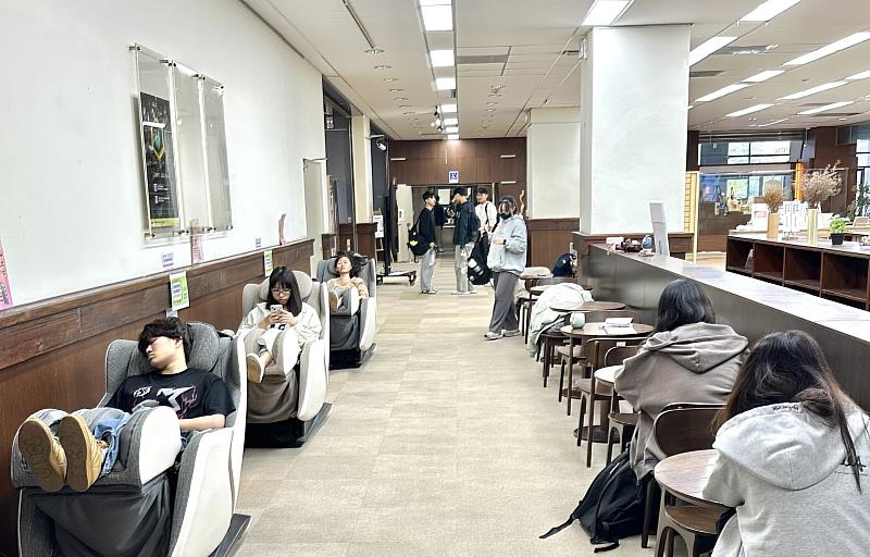 暨大圖書館設置按摩椅，讓學子透過短暫的放鬆重新找回學習動力。
