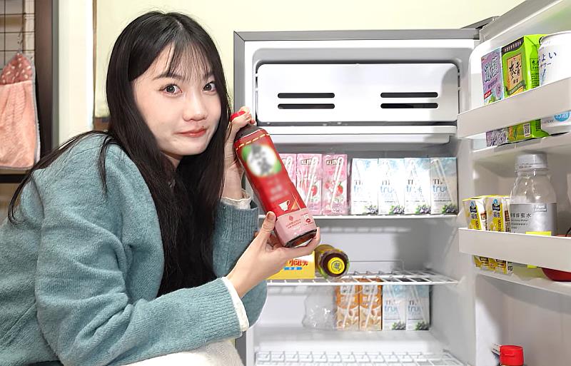 暨大宿舍寢室內配備專屬小冰箱，學生可隨心存放飲品與食物，大幅提升居住便利與私密度。