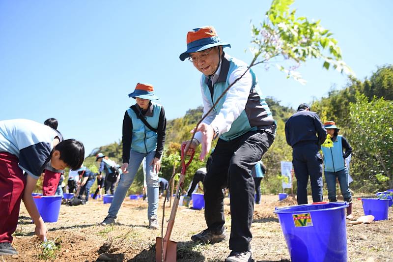 張弘毅分署長與翁子國小學生一同種下原生樹種。