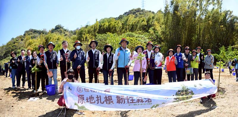植樹大合照。