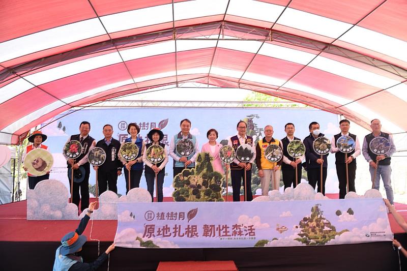 「原地扎根,韌性森活」啟動儀式大合照。