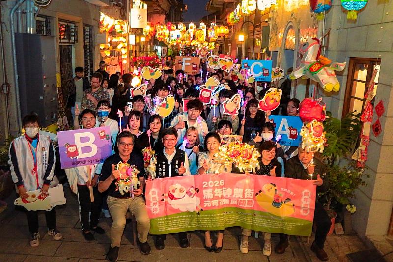 馬年神農街元宵花燈展圓滿落幕，全體師生與貴賓於神農街區博物館駐點前合影，共同見證文化傳承的感人時刻。
