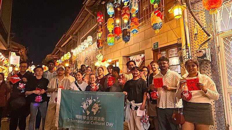 南臺科大國際生參與神農街元宵花燈展提燈夜遊活動,親身體驗在地文化魅力並合影留念。
