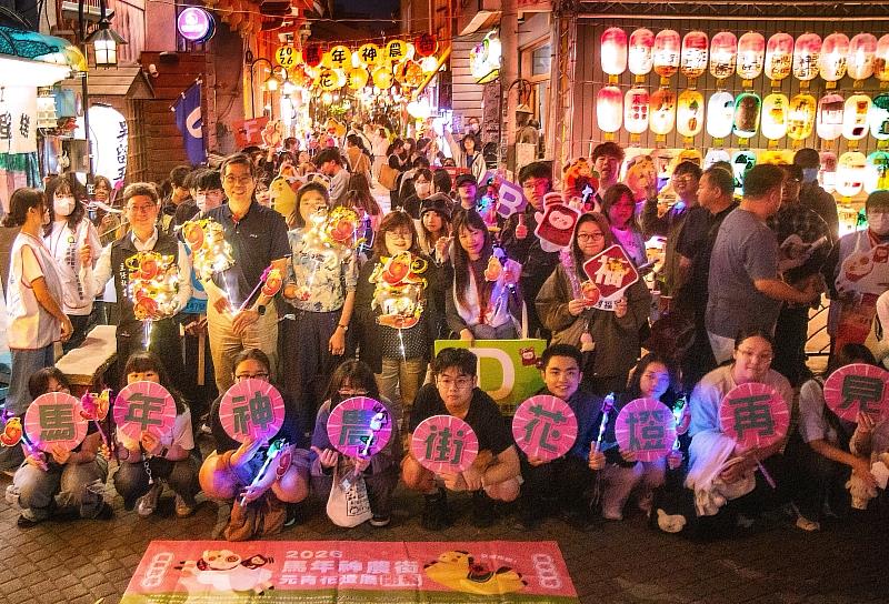 南臺科大副校長王振乾(第2排左3)與參與師生於神農街合影,慶祝馬年燈展圓滿閉幕,並見證花燈轉換為永續路燈的閃耀時刻。