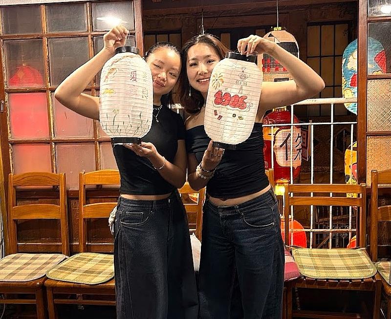 來自英國的友人在百年老屋內體驗彩繪花燈活動，親手展示創作成果，感受濃厚過節氣氛。