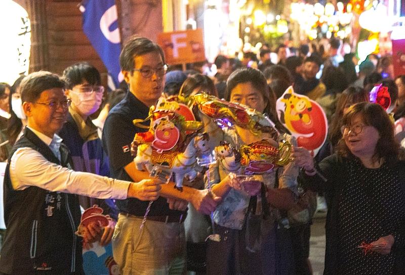 閉幕式貴賓將馬燈齊聚合體，啟動「花燈轉路燈」模式，象徵神農街永續閃耀並延續觀光效益。