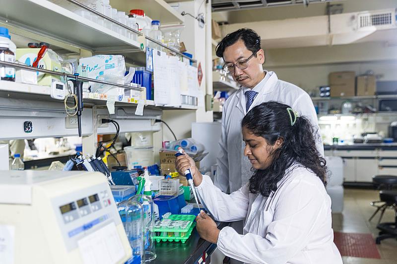 林翰佳特聘教授（右）強調，研究不應止步於論文發表，而須具備產業價值。