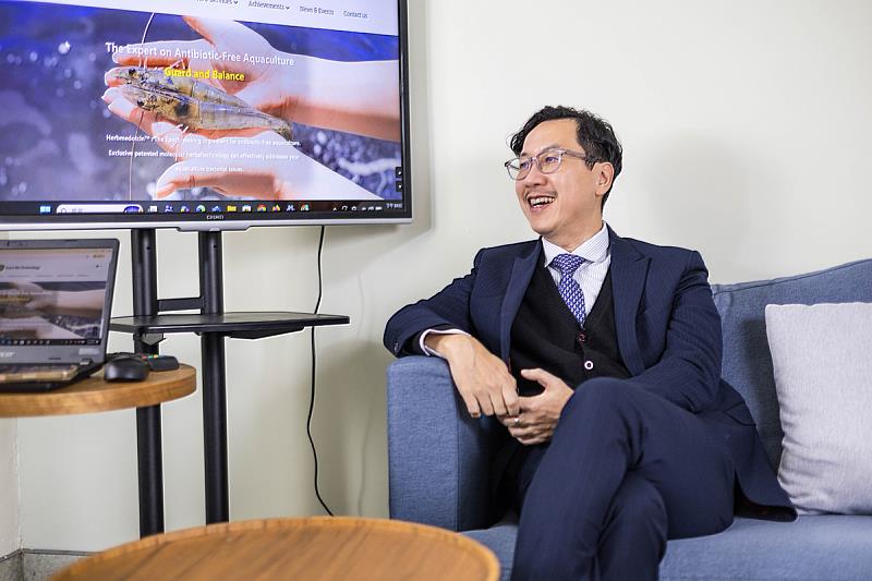 林翰佳特聘教授勉勵後進善用海洋資源特色，透過跨域協作創新思維。