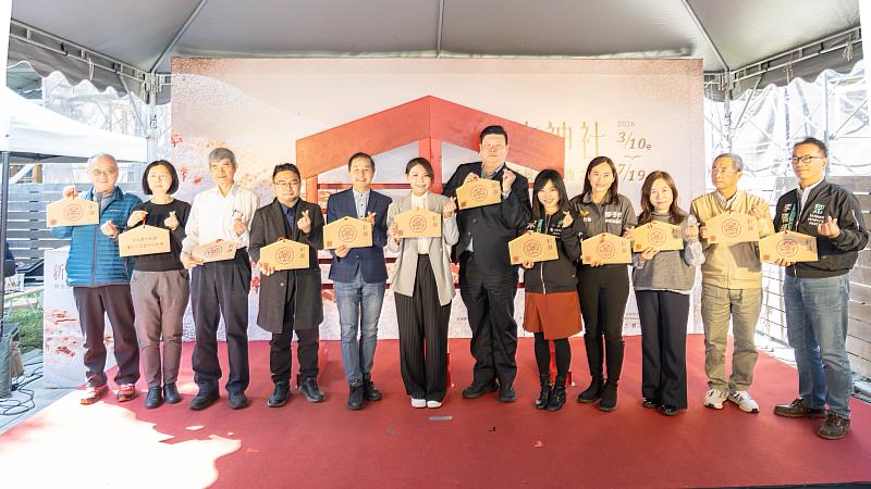 市長高虹安與貴賓將象徵祈願意涵的繪馬掛上，正式宣布展覽開幕。