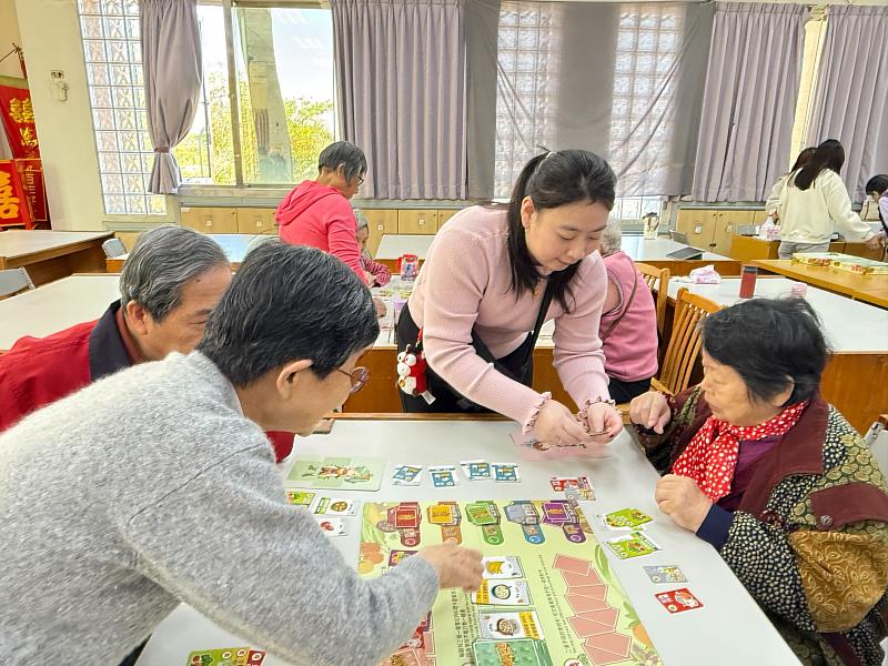 中山醫大學生帶領社區長輩透過桌遊認識營養搭配的要點。