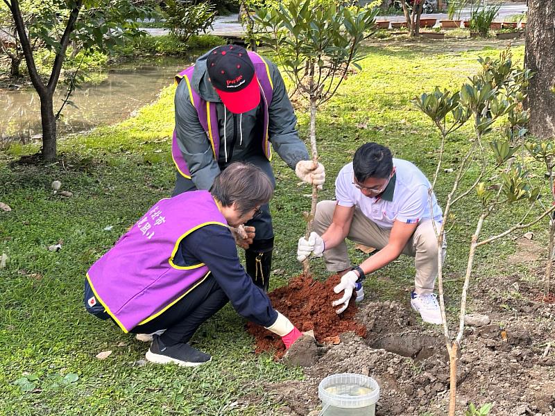 信義房屋受邀參與新北市政府植樹行動，與市府及多家企業代表一同種下樹苗、澆灌幼株，為城市再添新綠。