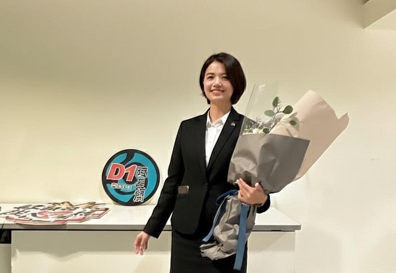 信義房屋大直樂群店協理吳曉芳協助一對視障夫妻購屋,並發揮信義企業集團的優勢,信義代銷、士林社子店分店協助。