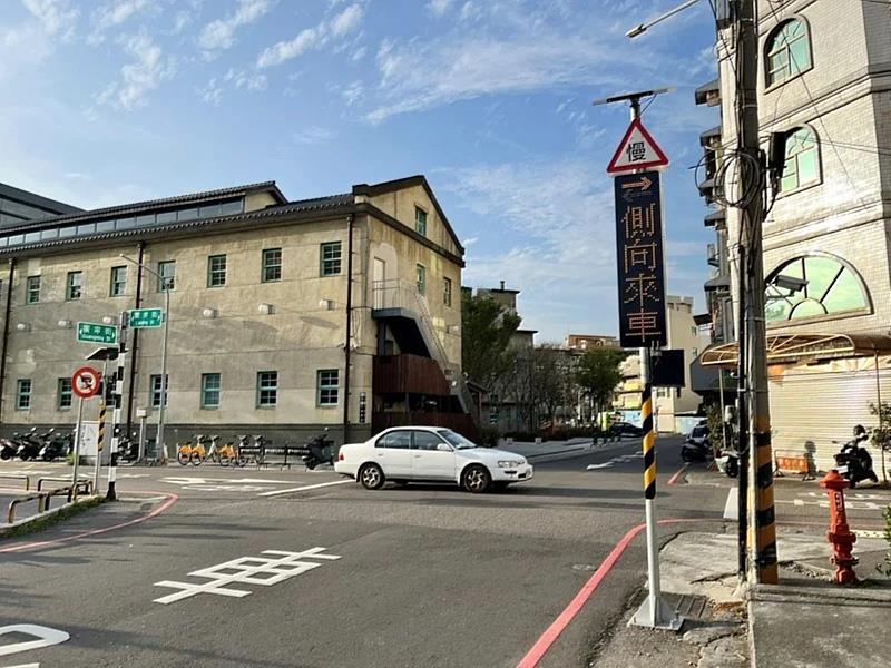 側向來車警示系統。