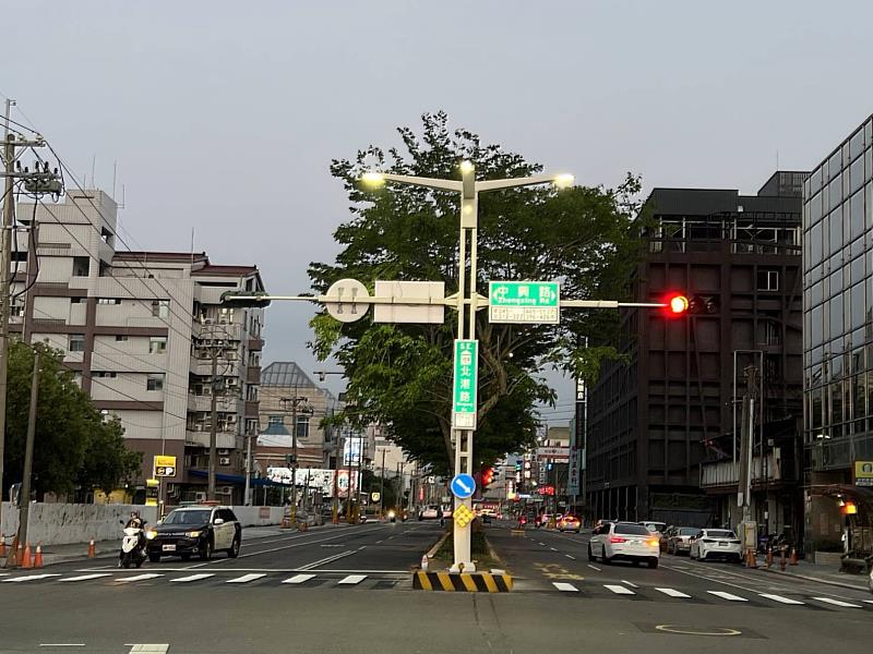 號誌共桿。