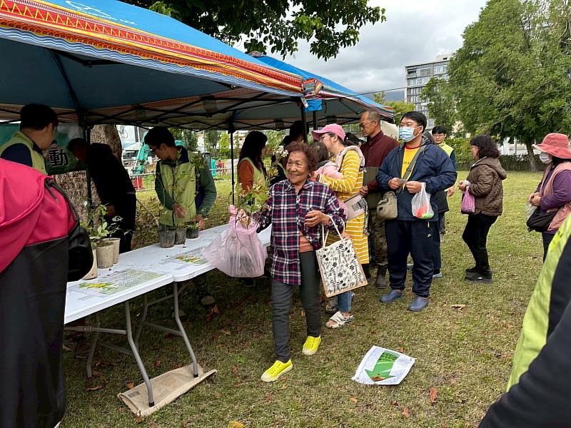 民眾開心捐贈發票兌領苗木。