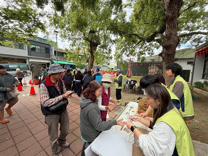 民眾開心捐贈發票兌領苗木。