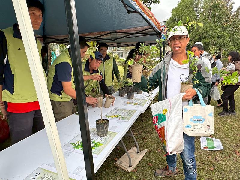 民眾開心捐贈發票兌領苗木。