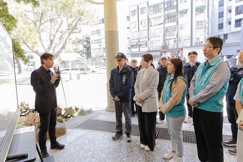 與會長官及貴賓聆聽工程簡報。