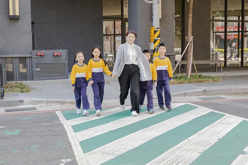 市長高虹安今日視察通學步道，與學生們一同過馬路。