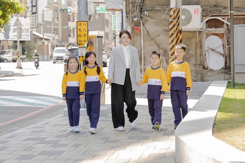 市長高虹安今日視察通學步道，與學生們一同過馬路。