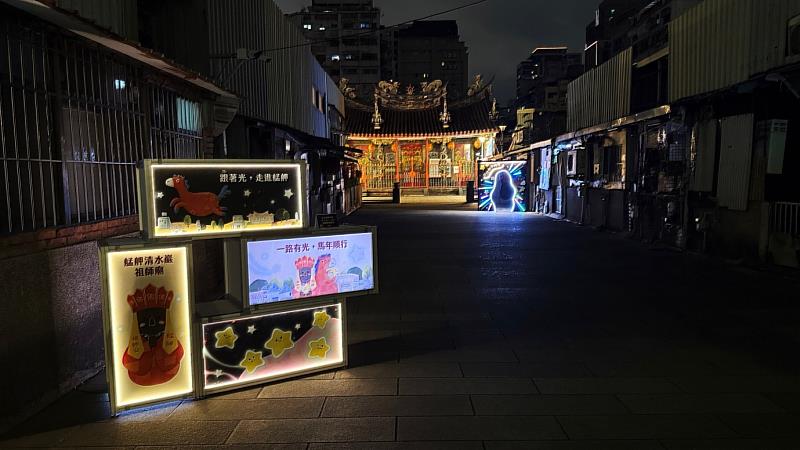 艋舺清水巖祖師廟,沿途街道皆設置燈景,引領民眾循著光前行。