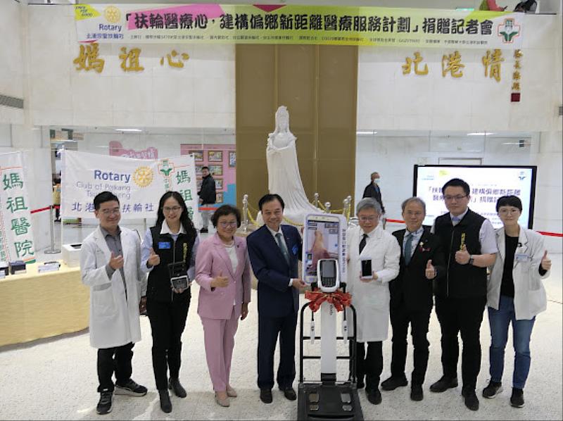 吳錫金院長代表接受北港宗聖扶輪社捐贈智慧醫療設備。