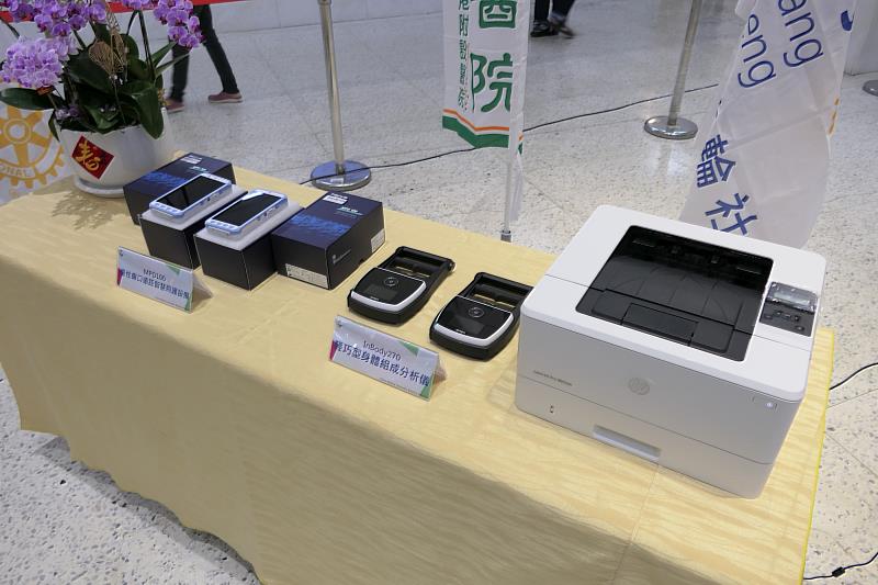 智慧醫療設備「InBody270輕巧型身體組成分析儀」及「慢性傷口遠距智慧照護設備MPD100」。