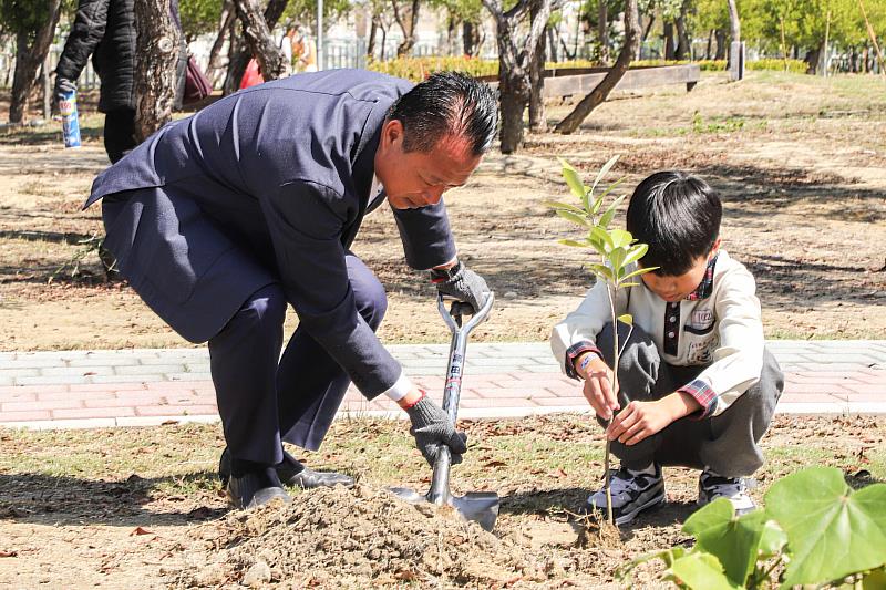 布袋高跟鞋教堂添綠意 植樹節種下500株喬灌木