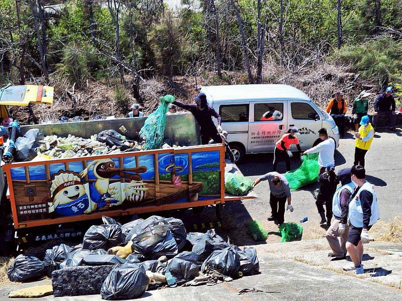 青銀淨堤撿塑大行動 產官學攜手守護北港溪水環境