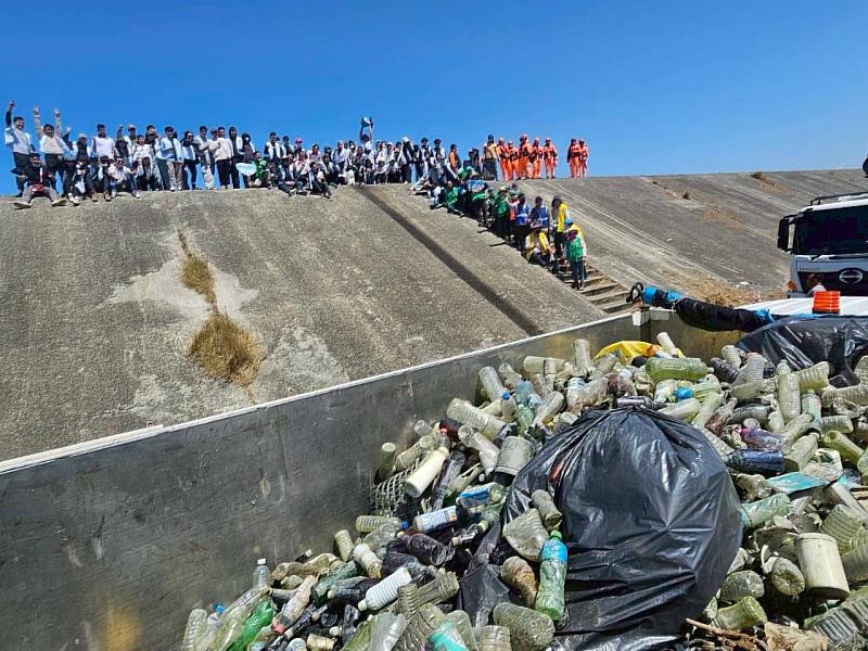 青銀淨堤撿塑大行動 產官學攜手守護北港溪水環境