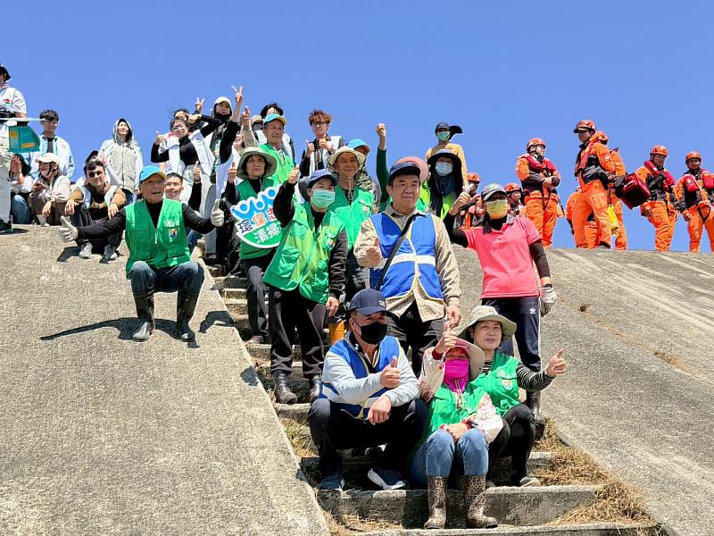 青銀淨堤撿塑大行動 產官學攜手守護北港溪水環境