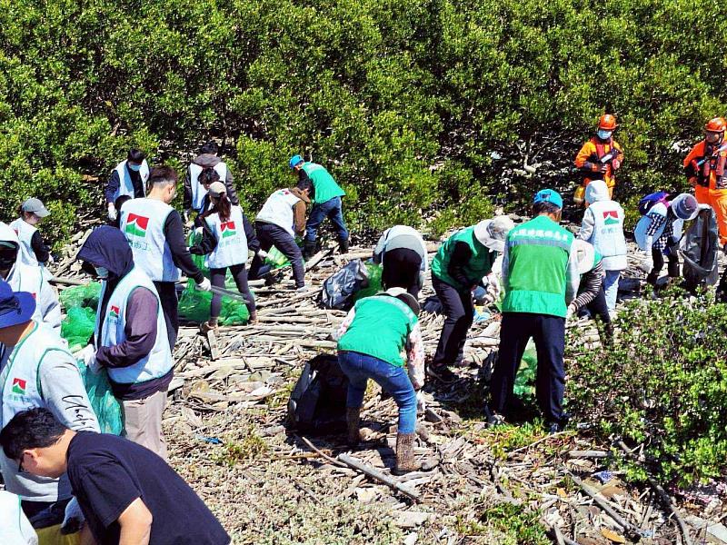 青銀淨堤撿塑大行動 產官學攜手守護北港溪水環境