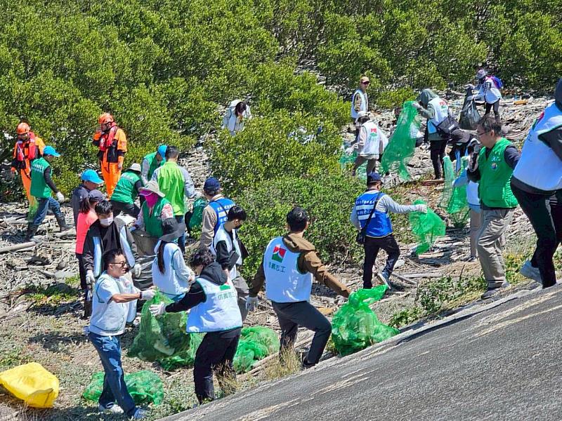 青銀淨堤撿塑大行動 產官學攜手守護北港溪水環境