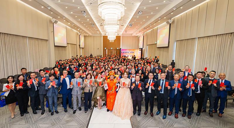 富士達保經2026新春盛典台中場，董事長廖學茂領軍菁英一同參與盛事，展現團隊強大凝聚力。