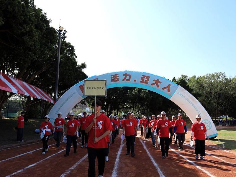 近40位一、二級主管率先領軍進場,展現迎接25週年校慶的團隊氣勢,為運動會揭開序幕。