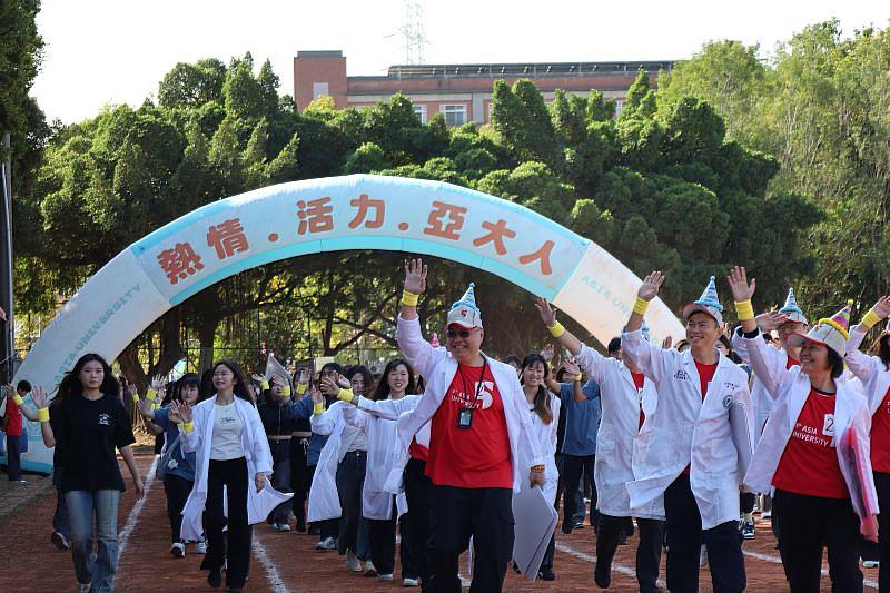 醫學暨健康學院師生身著醫師白袍進場，展現醫療專業形象與守護健康的使命。