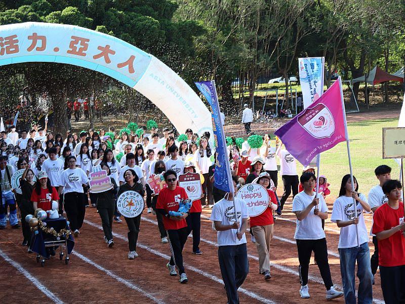 護理學院創意進場，獻上象徵祝福的模型蛋糕，為學校25週年校慶送上生日祝福。