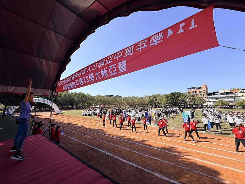 亞大師生齊跳健身操暖身，現場洋溢歡樂氣氛。