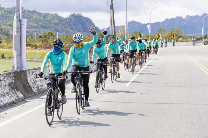 玉山一年一度「單車環島．千里傳愛」活動，由北、中、南各單位30位玉山志工組成單車騎隊，發揮正向影響力，讓一份愛牽引更多的愛。