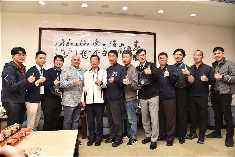 新北市消防局長陳崇岳(中)與美國 Kevin Joles 科長(左4)、泰國 Sattha Riyapan 副教授(左3)合影。