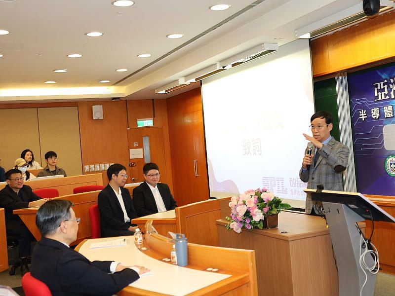 矽品精密簡坤義行政長致詞指出，期盼透過企業設備與訓練模式的導入，讓亞大學生畢業前即具備實務能力，達成「畢業即戰力」的目標。