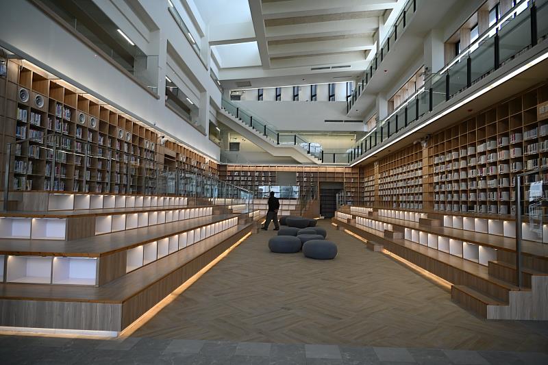 東岸絕美 閱讀新地標 公共藝術《織知》亮相 臺東圖書館即日起全館試營運