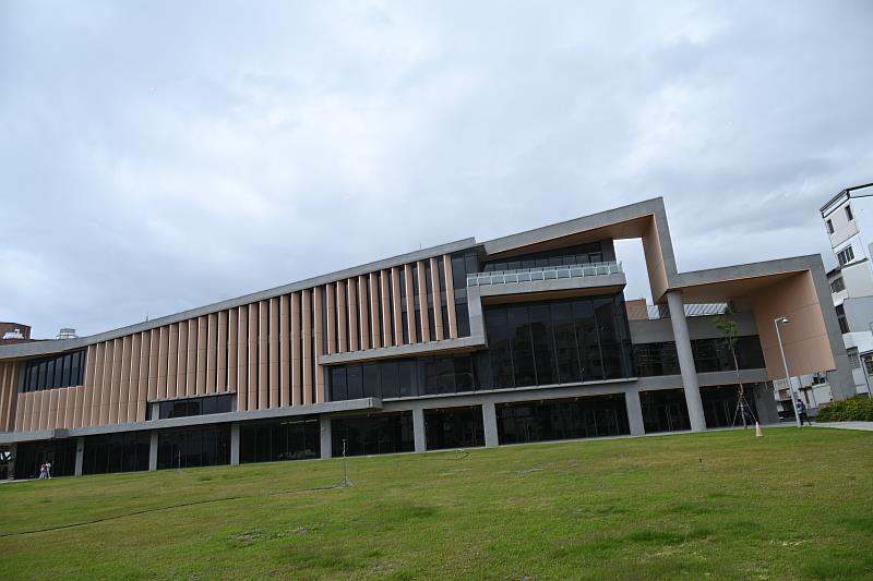 東岸絕美 閱讀新地標 公共藝術《織知》亮相 臺東圖書館即日起全館試營運