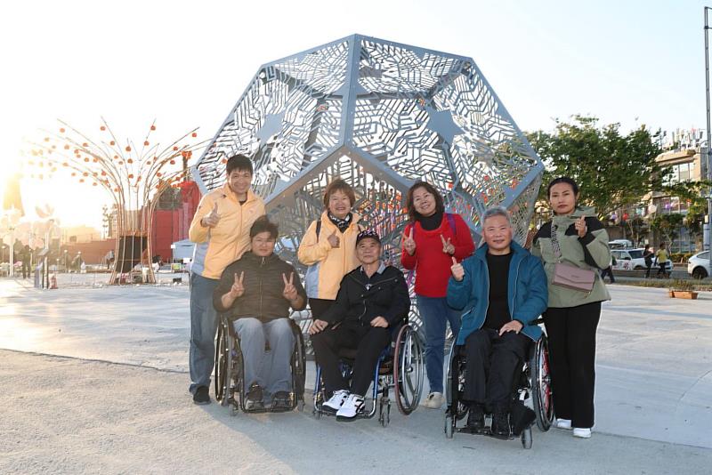 嘉義縣社會局邀請身心障礙朋友參觀燈會 落實無礙共融 促進社會參與