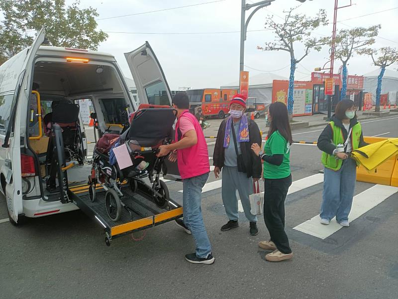 嘉義縣社會局邀請身心障礙朋友參觀燈會 落實無礙共融 促進社會參與