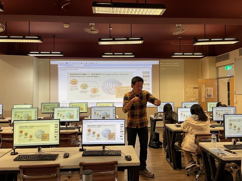 王立德老師與同學互動花絮。（照片/校方提供）
