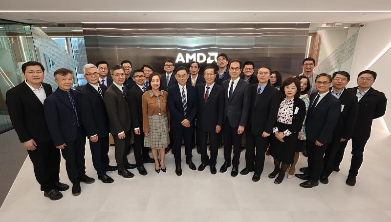 葛煥昭校長（左8）率校內主管訪問AMD台灣分公司，與AMD資深副總裁王啟尚（左7）帶領的營運團隊進行合作意見交流。（圖／淡江大學提供）